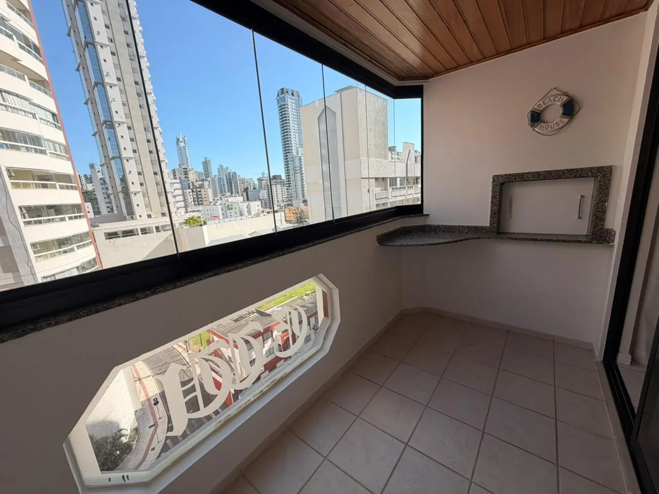 Sacada com churrasqueira e vista para Balneário Camboriú