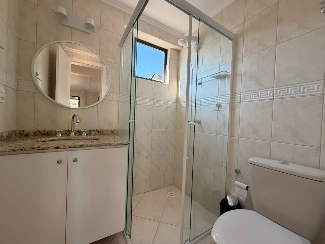 Banheiro social com box e acabamentos em granito