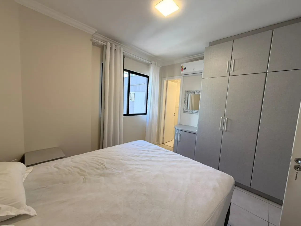 Dormitório com cama de casal e armários planejados