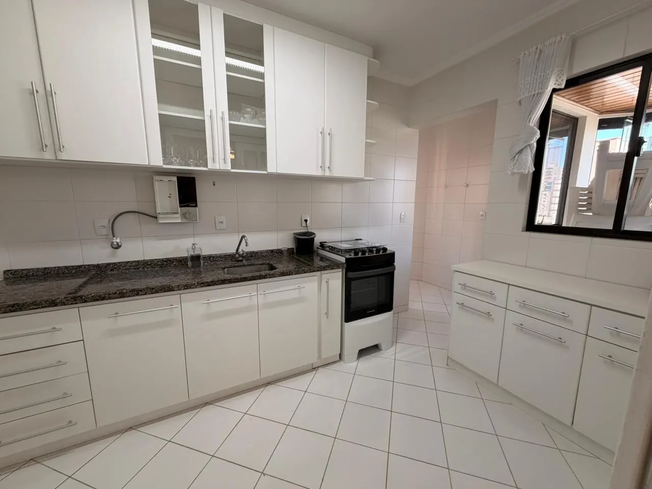 Cozinha equipada com móveis planejados