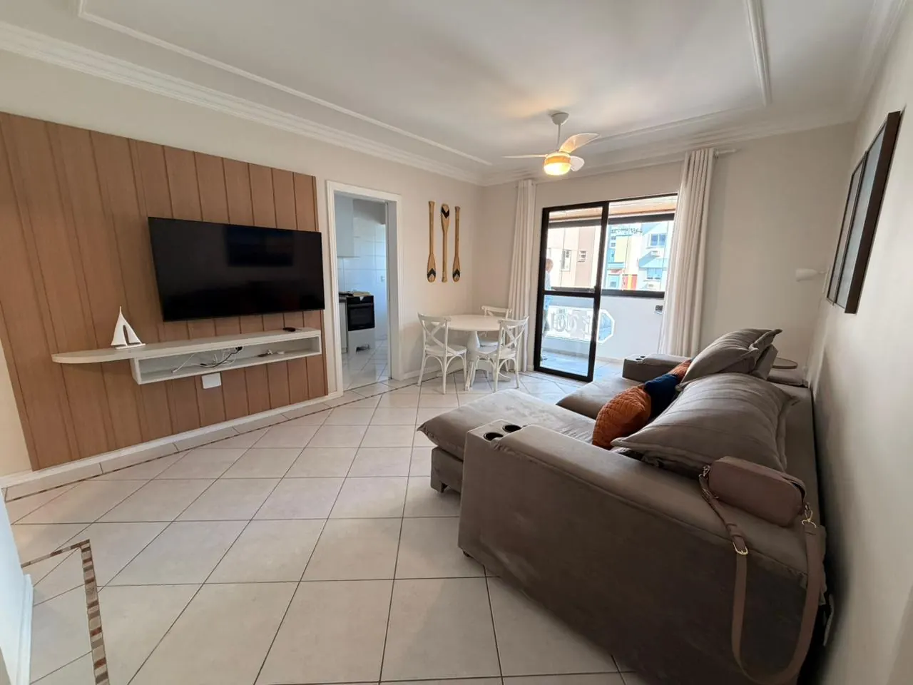 Sala de estar mobiliada com sacada integrada